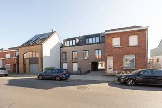 In een kleinschalig gebouw met slechts vier appartementen, op wandelafstand van het centrum van Stabroek, vindt u dit recente en...