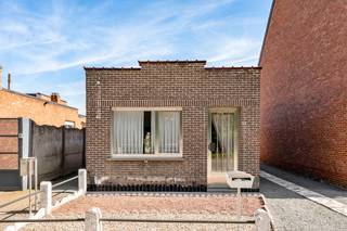 <strong>Te renoveren laagbouwwoning met garage, atelier en tuin op een perceel van 451 m².</strong><br /><br />Ben je op zoek naar een renovatieproject met tal van mogelijkheden?<br />Dan is deze laagbouwwoning zeker een bezoek waard.<br /><br />De woning beschikt over een praktische indeling met een<strong> woonkamer, keuken, badkamer, slaapkamer, kelder, berging en wasplaats</strong>.<br />Daarnaast is er een<strong> atelier,</strong> vroeger ingericht als diamantslijperij, en een <strong>garage</strong>.<br />Achteraan geniet je van een aangename <strong>tuin met tuinhuis</strong>.<br /><br /><strong>Technische gegevens</strong><br />EPC: 935 kWh/m²/jaar – Label F (renovatieplicht van toepassing)<br />Centrale verwarming op mazout<br /><br /><strong>Ontdek deze woning online</strong><br />Bekijk de interactieve grondplannen en alle foto's op onze website:<br />🌐 www.wijns.be<br /><br /><strong>Interesse?</strong><br />Neem vandaag nog contact met ons op voor meer informatie of een bezoek ter plaatse.<br />📞 0473 33 33 33 - ✉️ philip@wijns.be<br />