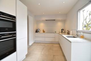 Op zoek naar een thuis waar rust, ruimte en een uitstekende ligging hand in hand gaan? Dan is deze charmante woning in een residentiële en bijzonder kindvriendelijke buurt in Aalbeke zeker een bezoek waard!<br />Bovendien bevindt u zich op korte afstand van winkels, scholen, openbaar vervoer en andere dagelijkse voorzieningen.<br /><br />Indeling als volgt:<br />Bij het betreden van de woning wordt u verwelkomd in een zeer uitnodigende inkomhal, die meteen de warme en verzorgde sfeer van de woning weergeeft.<br />Van hieruit komt u in de gezellige zithoek, die naadloos overgaat in een lichtrijke eetplaats.<br /><br />De praktisch ingerichte keuken vormt het hart van de woning en is uitgerust met de nodige toestellen en voldoende werk- en bergruimte. Dankzij de doordachte indeling kookt u hier in alle comfort, terwijl u in contact blijft met het dagelijkse leven in huis.<br /><br />De woning telt 3 volwaardige slaapkamers, waardoor ze perfect geschikt is voor gezinnen.<br />Verder vindt u op het gelijkvloers een apart gastentoilet en een verzorgde badkamer met douche en een dubbel lavabomeubel.<br /><br />Buiten wordt u verrast door een sfeervol aangelegde tuin waar rust en gezelligheid centraal staan. De vijver zorgt voor een charmant en rustgevend accent, terwijl het aangelegde terras de perfecte plek vormt voor lange zomeravonden, een gezellige barbecue of een rustig koffiemoment in de zon.<br />De praktische tuinberging biedt extra plaats voor tuinmateriaal en fietsen.<br /><br />Ook op vlak van parkeren en bergruimte heeft deze woning heel wat te bieden. Zo is er een inpandige garage met geïntegreerde wasplaats, een dubbele oprit én langs de zijkant van de woning een afgesloten carport.<br /><br />Kortom, een bezoekje waard!<br />EXTRA TROEVEN: zonnepanelen mét certificaten, CV op aardgas, 2 regenputten, ...<br /><br />Onze ref. DEV4953