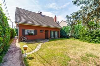 <p>Interesse in dit pand? Neem voor bijkomende informatie of het maken van een afspraak rechtstreeks contact op met Ivory Murillo via <strong>+32 15 79 05 50</strong> of <strong>ivory@copandi.be</strong>.</p><p> </p><p>Deze open bebouwing, gelegen in de rustige Hofstadeveld 44 te 1981 Hofstade, biedt een uitstekende opportuniteit voor wie een woning volledig naar eigen smaak wil renoveren. Met een bewoonbare oppervlakte van ca. 123 m², drie volwaardige slaapkamers en een ruim perceel van 803 m² beschikt deze woning over heel wat potentieel.</p><p> </p><p>Een absolute troef is de ligging op wandel- en fietsafstand van het Provinciaal Sport- en Recreatiedomein De Nekker (Domein van Hofstade), waar u het hele jaar door kunt genieten van natuur, sport en ontspanning.</p><p> </p><p>Daarnaast bevindt de woning zich in een rustige woonomgeving, terwijl winkels, scholen, openbaar vervoer en belangrijke invalswegen vlot bereikbaar zijn. Kortom, een ideale woning voor wie op zoek is naar een renovatieproject met tal van mogelijkheden, gelegen op een rustige en gegeerde locatie in Hofstade.</p><p> </p><p>KENMERKEN:</p><p> </p><p>• Locatie: Hofstade</p><p>• Perceel: 803,00 m²</p><p>• Tuin: 653,36 m²</p><p>• Bewoonbare oppervlakte: 122,87 m²</p><p>• Aantal slaapkamers: 3</p><p>• Aantal badkamers: 1</p><p>• Aantal toiletten: 1</p><p>• Aantal parkeerplaatsen: 2 (garage + oprit voor 1 wagen, optie tot meer)</p><p>• Bouwjaar: 1973</p><p>• Verwarming op: stookolie via CV-ketel</p><p>• Energieprestatie: EPC E - 435 kWh m² / jaar</p><p>• Elektrische keuring: niet-conform het AREI</p><p>• Asbestattest: niet-asbestveilig</p><p>• Kadastraal inkomen: € 808,00</p><p> </p><p>INDELING:</p><p> </p><p>• Gelijkvloers: inkomhal, toilet berging, woonkamer, keuken, badkamer, veranda</p><p>• Eerste verdieping: nachthal, 2 slaapkamer, 2 bergingen</p><p>• Tweede verdieping: bergzolder</p><p> </p><p>GELIJKVLOERS:</p><p> </p><p>Bij het betreden van de woning komt u terecht in een ruime inkomhal die toegang biedt tot een charmante leefruimte van bijna 30 m². De gezellige zithoek en eetplaats vloeien naadloos in elkaar over, terwijl de grote raampartijen zorgen voor een aangename natuurlijke lichtinval en een ruimtelijk gevoel. Aansluitend bevindt zich de aparte keuken, die rechtstreeks uitgeeft op de gezellige veranda van meer dan 11 m². Deze vormt een mooie verlenging van de leefruimte en is de ideale plek om het hele jaar door te genieten van het uitzicht op de tuin. Op het gelijkvloers vindt u verder nog een bureau van meer dan 12 m², ideaal als thuiswerkplek, hobbyruimte of extra slaapkamer, een badkamer, een praktische berging, een apart gastentoilet en een ruime inkomhal.</p><p> </p><p>Een bijkomende troef is de uitpandige garage, bereikbaar via een private toegangsweg. Daarnaast beschikt de woning over een oprit met plaats voor één wagen (momenteel horizontaal parkeren). Mits een herinrichting van de oprit en na het bekomen van de nodige vergunningen of goedkeuringen bestaat de mogelijkheid om twee parkeerplaatsen te creëren. Ook aan de straatzijde zijn er mogelijks bijkomende parkeermogelijkheden, afhankelijk van de goedkeuring van de bevoegde instanties.</p><p> </p><p>EERSTE VERDIEPING:</p><p> </p><p>Op de eerste verdieping bevinden zich twee ruime slaapkamers van ongeveer 15 m² en bijna 20 m². Daarnaast zijn er twee praktische bergingen aanwezig die perfect kunnen dienen als dressing of extra opslagruimte. De nachthal zorgt voor een vlotte verbinding tussen alle ruimtes.</p><p> </p><p>TWEEDE VERDIEPING:</p><p> </p><p>Via een zolderluik is de praktische bergzolder bereikbaar. Deze biedt extra opbergruimte voor seizoensgebonden spullen, archief of andere materialen en vormt een handige aanvulling op de woning.</p><p> </p><p>TECHNIEKEN:</p><p> </p><p>De woning wordt verwarmd via een centrale verwarmingsinstallatie op stookolie. De conforme ondergrondse stookolietank is geldig tot 2031. Zowel de verwarming als de productie van sanitair warm water gebeuren via de cv-ketel. Alle verdiepingen zijn uitgerust met radiatoren, waardoor de woning geniet van een gelijkmatige warmteverdeling.</p><p> </p><p>KEURINGEN</p><p> </p><p>• Elektrische keuring: niet-conform het AREI</p><p>• EPC-attest: EPC E 435 kWh m² / jaar</p><p>• Asbestattest: de woning is niet-asbestveilig (een deel van het dringend te verwijderen asbest is ondertussen verwijderd)</p><p> </p><p>Voor meer details of om een bezichtiging te plannen, nodigen we u uit om contact met ons op te nemen.</p><p>We kijken ernaar uit om u te begeleiden bij het ontdekken van deze woning.</p><p> </p><p>✅ Residentiële topligging, goede bereikbaarheid</p><p>✅ 3 slaapkamers</p><p>✅ Perceel van 8a03ca</p><p>✅ Geen overstromingsgevoelig gebied</p>