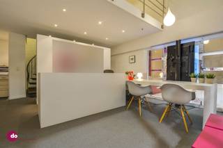 <p><span>Centraal gelegen kantoor- of winkelruimte op de Bruul in Mechelen (optioneel met 1 parkeerplaats)</span></p><p><span> </span></p><p><span>Deze handelsruimte is gelegen in de galerij van het Bruulcenter in het stadscentrum. Met 2 ruime vitrines heb je veel zichtbaarheid!</span></p><p><span> </span></p><p><span>Het gelijkvloers is ideaal voor je kantoor- of winkel. Door de "vide" geniet je van een aangenaam ruimtegevoel. </span></p><p><span>Je beschikt ook over een toilet en een berging. </span></p><p><span> </span></p><p><span>Op de mezzanine is er een extra multifunctionele ruimte, momenteel ingericht als vergaderzaal. </span></p><p><span> </span></p><p><span>In de compacte kitchenette kan heb je alles wat nodig is. Eveneens op dit verdiep een extra bergruimte.</span></p><p><span> </span></p><p><span>Wil je ook je auto kwijt, dan kan je een ondergrondse parkeerplaats in hetzelfde gebouw huren (€115/maand). Makkelijk te bereiken via de Leermarkt.</span></p><p><span> </span></p><p><span>Dankzij de ideale ligging in het midden van het centrum profiteer je van een perfecte bereikbaarheid en zichtbaarheid!</span></p><p><span> </span></p><p><span>Interesse om hier je eigen zaak te starten? Aarzel dan niet om ons te contacteren.</span></p><p><span> </span></p><p><span>015 20 36 00 - <span>info@domoxim.be</span></span></p>