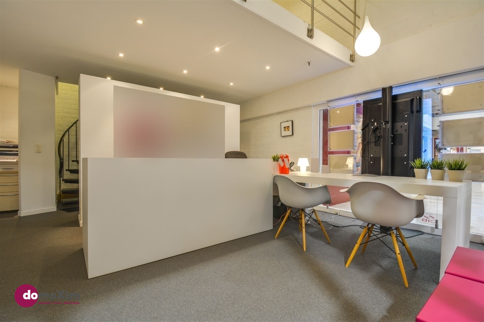 Centraal gelegen kantoor- of winkelruimte op de Bruul in Mechelen (optioneel met 1 parkeerplaats) - foto 3