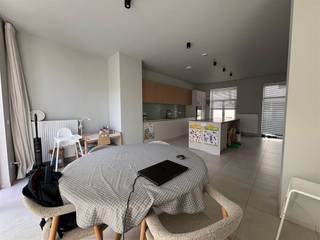 <p>**Vraag uw bezoek aan!**<br /><br />Residentie Maxine kan je terugvinden in de Leuvense Stadskern, namelijk in de Sluisstraat! De ideale locatie om rust en ontspanning op te zoeken in de stad.<br /><br />De Sluisstraat geniet van een geweldige locatie aan het klein Begijnhof, in de nabijheid van alle gerelateerde KUL faciliteiten binnen de ring en op wandelafstand van Sluispark en de Vaartkom. Daarnaast zijn alle faciliteiten in de omgeving ook mooi meegenomen, zo kan je aan de Vaartkom genieten van een gezellige koffie of een lunch en zijn er allerlei supermarkten, scholen, campussen, openbaar vervoer,... op wandel- en fietsafstand.<br /><br />Dit appartement werd voorzien van een open keuken, een ruime leefruimte, een terras met uitzicht op de Dijle, drie slaapkamers en twee badkamers. Alles om aangenaam te kunnen wonen in het hartje van Leuven. <br /><br />Interesse of een bezoek ter plaatse? Dat kan! Contacteer ons: 0470 59 65 44 of verhuur@connect-immo.be<br /><br />Huurprijs: €1995/maand + nutsvoorzieningen<br />EPB startverklaring</p>