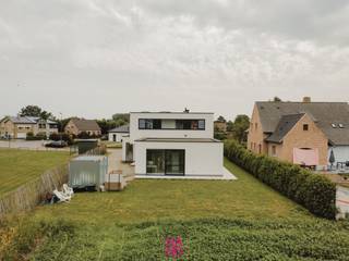 Op een rustige locatie en op wandelafstand van het centrum van Maldegem, bevindt zich deze moderne en energiezuinige BEN-nieuwbouwvilla (2022).<br /><br />Deze ruime woning, met een bewoonbare oppervlakte van 217 m², biedt een uitzonderlijke combinatie van comfort, kwaliteit en duurzaamheid. Gelegen op een uitstekend georiënteerd perceel van 676 m² is deze villa een unieke kans voor wie op zoek is naar een instapklare nieuwbouwwoning, die tevens <u>niet onder het Btw-stelsel</u> valt. <br /><br />Bij het betreden van deze villa komt u binnen in een ruime inkomhal met gastentoilet en vestiaire. De lichtrijke leefruimte nodigt uit tot ontspannen en biedt directe toegang tot een zuidelijk georiënteerd terras. De volledig uitgeruste open keuken met kookeiland en aansluitende functionele berging maakt koken een plezier. Op de gelijkvloerse verdieping bevindt zich ook een eerste ruime slaapkamer van 16 m² met een bijbehorende badkamer voorzien van een ligbad en dubbele lavabo. De inpandige garage met automatische poort wordt momenteel gebruikt als multifunctionele ruimte, maar kan eenvoudig terug omgebouwd worden tot garage.<br /><br />Op de eerste verdieping bevindt zich de nachthal met een apart toilet. Hier vindt u ook een tweede badkamer met inloopdouche en dubbele lavabo, evenals drie ruime slaapkamers.<br /><br />De woning is voorzien van vloerverwarming op het gelijkvloers en traditionele verwarmingselementen op de bovenverdieping. Zonnepanelen, een ventilatiesysteem D en een regenwaterput van 10.000 liter dragen bij aan de energiezuinigheid en milieuvriendelijkheid van de woning, met een E-peil van slechts 15. De volgroeide laurierhagen rondom de woning zorgen voor optimale privacy. <br /><br />Een extra voordeel van deze woning is de 100% korting op het kadastraal inkomen gedurende de eerste vijf jaar. Bovendien valt de verkoop onder registratierechten, niet onder het BTW-stelsel.<br /><br />Aarzel zeker contact op te nemen voor alle bijkomende inlichtingen of bezoek: 0471/22 68 18 of rian@immonano.be.