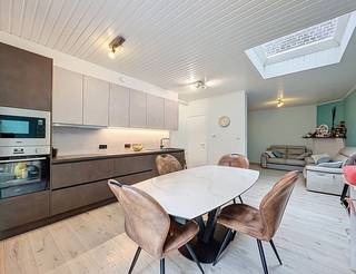 <p>Energiezuinige woning op wandelafstand van diverse faciliteiten. De woning omvat een inkomhal, een bureel of polyvalente ruimte, een lichtrijke leefruimte met eet- en zithoek en een volledig uitgeruste open keuken. Verder zijn er een praktische was-/bergplaats en een ingerichte badkamer met ligbad (met douchemogelijkheid), lavabomeubel en toilet.</p>
<p>De grote tuin met aangelegd terras en tuinberging biedt volop ruimte om te ontspannen. Op de eerste verdieping bevinden zich twee slaapkamers. Via een vaste trap bereikt u de tweede verdieping, ingericht met een nachthal en een ruime derde slaapkamer.</p>
<p><strong>Extra troeven:</strong></p>
<ul>
<li>Energiezuinig</li>
<li>Conforme elektriciteitskeuring</li>
<li>Zonnepanelen en thuisbatterij</li>
<li>Dubbele beglazing en rolluiken</li>
<li>Droge kelder</li>
<li>Op wandelafstand van scholen, winkels en openbaar vervoer</li>
<li>Vlotte verbinding naar in- en uitvalswegen</li>
<li>Geen renovatieplicht</li>
<li>Instapklaar</li>
</ul>
<p>Deze woning is te koop <strong>ZONDER makelaar</strong> via het concept van Smart Houses. Wenst u verdere inlichtingen of een bezoek? Contacteer rechtstreeks de eigenaar via 0479/33.75.97</p>