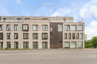 Deze mooie studentenkamer maakt deel uit van Residentie 'De Mes', dewelke in 2015 opgericht werd. De kamer is gelegen op de tweede verdieping en is bereikbaar via de lift of de traphal. Op elke verdieping is een grote gemeenschappelijke keuken voorzien die voor het sociale contact zorgt doordat men samen kan koken en eten. Ideaal voor een goede sfeer in het gebouw!<br />In de ondergrond is er een gemeenschappelijke fietsenberging voorzien met een private plaats en heeft u de mogelijkheid om garagebox nr. 12 aan te kopen aan €40.000.<br />De kamer is momenteel verhuurd aan €590 + €110 verbruik en lasten.<br /><br />U komt de kamer binnen via de brandvrije inkomdeur en kan uw jas ophangen aan het ingebouwd vestiairemeubel. De lichtrijke leefruimte is voorzien van een vast bureaumeubel, een keukenblok met een ingebouwde frigo en een inklapbaar beddenmeubel. De badkamer is ruim en voorzien van ventilatie.<br /><br />U heeft de mogelijkheid om garagebox nr. 12 bij aan te kopen aan €40.000.<br /><br />EPC A-label! Elektriciteit conform! Niet-overstromingsgevoelig!<br /><br />Indien u deze studentenkamer graag bezoekt dan kan u mij steeds bereiken via vincent@immojanstas.be of op 0477284876.<br /><br />Bijkomende info (EPC, bodemattest, elektriciteitsattest, enz...) kan U hier downloaden ↓