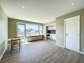 Op een gegeerde toplocatie in de bruisende Gentse binnenstad, in de sfeervolle Savaanstraat, bevindt zich deze instapklare studio. Wie kiest voor deze eigendom, kiest voor het ultieme stadscomfort: winkels, openbaar vervoer en kwalitatieve horeca bevinden zich letterlijk op wandelafstand van uw voordeur.<br /><br />De studio kent een praktische en doordachte indeling waarin elke vierkante meter optimaal benut wordt. Bij het betreden van de woning komt u binnen via de overzichtelijke inkomhal met vestiaire. De lichtrijke leefruimte vormt het hart van de studio en beschikt over een geïntegreerde open keuken. Vanuit de leefruimte heeft u bovendien toegang tot een aangenaam terras, een absolute meerwaarde in de stad.<br /><br />De verzorgde badkamer is compleet uitgerust met een lavabomeubel, douche, toilet én een handige aansluiting voor een wasmachine. Dankzij de uitstekende onderhoudsstaat en de beschikbaarheid vanaf 01/11/2026 is dit de ideale uitvalsbasis voor een zorgeloos stadsleven.<br /><br />Indeling van de studio<br /><br />Inkomhal met vestiaire – leefruimte met open keuken – terras – badkamer (lavabo, douche, toilet & wasmachine-aansluiting)<br /><br />Praktische info<br /><br />Beschikbaarheid: Vanaf 01/11/2026<br /><br />Basishuurprijs: 750,00 EUR<br /><br />Algemene kosten: 115,00 EUR / maand (maandelijks voorschot omvattende het onderhoud van de gemene delen evenals een provisie op het privatief verbruik van water en verwarming)