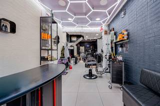 <p><span>Dit </span><span>handelshuis</span><span> bestaat uit een gerenoveerde handelsruimte op het gelijkvloers, momenteel ingericht als kapperszaak, en drie bovengelegen verdiepingen die een </span><span>grondige renovatie</span><span> vragen. Dankzij de </span><span>aparte toegang </span><span>tot de verdiepingen en de aanwezige volumes biedt dit pand interessante mogelijkheden voor investeerders, ontwikkelaars of ondernemers die op zoek zijn naar een </span><span>project</span><span> met potentieel.</span></p><p><span> </span></p><p><span>Indeling:</span></p><p><span> </span></p><p><span>Gelijkvloers</span></p><p><span>- gerenoveerde handelsruimte</span></p><p><span>- momenteel ingericht als kapperszaak</span></p><p><span>- aparte inkom naar de verdiepingen</span></p><p><span> </span></p><p><span>Eerste verdieping</span></p><p><span>- ruime voor- en achterkamer</span></p><p><span>- sanitaire ruimte</span></p><p><span> </span></p><p><span>Tweede verdieping</span></p><p><span>- ruime verdieping met verschillende indelingsmogelijkheden</span></p><p><span> </span></p><p><span>Derde verdieping</span></p><p><span>- ruime zolderverdieping met mezzanine</span></p><p><span> </span></p><p><span>Troeven:</span></p><p><span>- handelsruimte reeds gerenoveerd</span></p><p><span>- aparte toegang tot de woning</span></p><p><span>- interessant project voor investeerders en ontwikkelaars</span></p><p><span>- veel bruikbare oppervlakte</span></p><p><span> </span></p><p><span>Ben jij geïnteresseerd in dit handelshuis in Borgerhout, ben je op zoek naar ander vastgoed of wens je de waarde van jouw eigendom te kennen? Dan ben je bij BOLT immo aan het juiste adres! Wij helpen jou graag verder.</span></p>