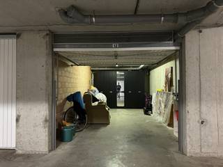 In de residentie 'de Kalomme' vinden we deze afgesloten garagebox terug.Deze garage is voorzien van stopcontacten en verlichting.Afmetingen: 3,2 m *...