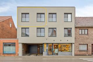 In het hart van Kruibeke vinden we dit recent gerenoveerd appartement.De indeling is als volgt:living met open ingerichte keuken, badkamer met...