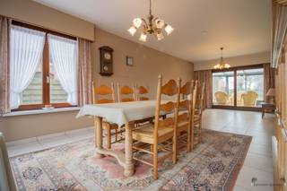 <p><span>Gelijkvloerse woning met 2 slaapkamers op 867 m².</span><span> </span></p><p><span> </span></p><p><span>Inkomhal. </span></p><p><span>Woonkamer van 36 m² op keramische tegel. </span></p><p><span>Geïnstalleerd keuken van 14 m² voorzien van: </span></p><p><span>-kookplaat </span></p><p><span>-dampkap </span></p><p><span>-microgolfoven </span></p><p><span>-koelkast </span></p><p><span>-dubbele spoelbak </span></p><p><span>Koele berging bij keuken. </span></p><p><span>Veranda van 24 m². </span></p><p><span>Nachthal met apart toilet. </span></p><p><span>Slaapkamer 1 van 14 m². </span></p><p><span>Slaapkamer 2 van 12 m². </span></p><p><span>Badkamer van 7 m² op keramische tegel met: </span></p><p><span>-ligbad </span></p><p><span>-douche </span></p><p><span>-enkele wastafel op meubel </span></p><p><span> </span></p><p><span>Inpandige garage van 27 m² met aansluiting voor wasmachine. </span></p><p><span> </span></p><p><span>Zolder van 80 m² nuttige ruimte met mogelijkheid tot uitbreiding naar meerdere slaapkamers. </span></p><p><span> </span></p><p><span>Tuinberging van 18 m². </span></p><p><span> </span></p><p><span>BIJZONDERHEDEN: </span></p><p><span>Rolluiken. </span></p><p><span>Gunstig EPC. </span></p><p><span>Gescheiden riolering. </span></p><p><span> </span></p><p><span>Stedenbouwkundige inlichtingen: Vergunning aanwezig, verkavelingsvergunning, geen voorkooprecht, geen maatschappelijke herstelmaatregel opgelegd, woongebied. </span></p>