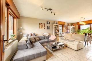 Deze OPEN BEBOUWING is gelegen te Ingelmunster met name in de Robert Bultynckstraat 34 op een perceel grond van 653 m² en met een bewoonbare oppervlakte van 120 m². Deze eigendom geniet een uiterst rustige ligging vlakbij, openbaar vervoer, bakker, slager, winkels, scholen, enz...<br /><br />PLUSPUNTEN:<br />* RUSTIGE LIGGING (DOODLOPENDE STRAAT)<br />* GUNSTIG EPC LABEL C<br />* OPEN BEBOUWING<br /><br />INTERIEUR:<br />Je komt binnen via de inkomhal met gastentoilet, die direct toegang biedt tot de sfeervolle leefruimte. Dankzij de grote ramen geniet je hier van een heerlijk zicht op de zonnige tuin en het prachtige, landelijke uitzicht. Koken doe je in de aangrenzende keuken, die slim verbonden is met de garage en de praktische wasplaats/berging. Op de eerste verdieping zijn er twee volwaardige, ruime slaapkamers. <br /><br />EXTERIEUR:<br />Buiten is het puur genieten in de grote tuin, die bovendien beschikt over een recent gebouwd, degelijk tuinhuis.
