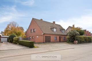 Deze zeer goed gelegen, op te frissen en bijzonder ruime villa met 5 slaapkamers en een zuidgerichte tuin is de ideale thuis voor een groot of groeiend gezin.<br /><br />Op wandelsafstand van het stadscentrum én met recreatiegebied De Gavers om de hoek, geniet je hier van het perfecte evenwicht tussen rust, natuur en alle voorzieningen binnen handbereik.<br /><br />De woning beschikt over een gunstig EPC-label C en biedt een solide basis om volledig naar eigen smaak te moderniseren. Met de juiste aanpak maak je van deze woning een echte parel.<br /><br />Voor een persoonlijke afspraak of meer informatie kunt u rechtstreeks contact opnemen met Olivier 0475 41 90 17 of mail naar olivier@immotion.be.