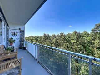 <p>Uiterst energiezuinig appartement in een rustige en groene omgeving bestaande een hal met afzonderlijk toilet, ruime lichtrijke leefruimte met eet-en zithoek die toegang geeft aan het terras aan de voorzijde, uitgeruste open keuken, nachthal, 2 ruime slaapkamers met ingemaakte kasten waarvan één met terras , ingerichte badkamer (douche, lavabomeubel + aansluiting wasmachine) en een praktische berging.</p>
<p></p>
<p>Extra troeven:</p>
<ul>
<li>Energiezuinig (Label-A)</li>
<li>Voorzien van airco via warmtepomp</li>
<li>Conforme keuring elektriciteit</li>
<li>Vernieuwde ramen (PVC)</li>
<li>Fenomenale zichten</li>
<li>Privatieve kelderberging</li>
<li>Lift aanwezig</li>
<li>Gemeenschappelijke fietsenberging</li>
<li>Vlotte verbinding naar allerlei faciliteiten</li>
<li>Instapklaar</li>
</ul>
<p></p>
<p>Dit appartement is te koop ZONDER makelaar via het concept van Smart Houses! Verdere inlichtingen of bezoek? Contacteer rechtstreeks de eigenaar via 0470/838983</p>