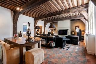 <span>In het hart van Antwerpen, op de hoek van de Koolkaai, bevindt zich dit uitzonderlijke pand: een laatgotische stadswoning uit het laatste kwart van de 15de eeuw, bekend als “Groote Schalien Loove”. Dit beschermd erfgoed werd met uiterste zorg en vakmanschap gerenoveerd, met een indrukwekkend resultaat waarbij hedendaags wooncomfort en historisch karakter naadloos samensmelten. Achter de authentieke gevel schuilt een verrassend ruime woning, verdeeld over meerdere niveaus.<br /><br />De woning telt vier slaapkamers, drie afgewerkte badkamers, een inpandige garage en twee aangename terrassen. Originele elementen zoals houten draagbalken, historische vloerpartijen en monumentale schouwen werden met respect behouden, terwijl het pand werd uitgerust met moderne technieken zoals centrale verwarming op gas, zonnepanelen en een alarmsysteem. Op de eerste verdieping trekt de indrukwekkende leefkeuken onmiddellijk de aandacht. De ruimte is afgewerkt met oog voor detail en uitgerust met een kookeiland in opvallend wit marmer, hoogwaardige inbouwtoestellen en een doordachte indeling, een ideale plek voor wie houdt van koken en gastvrijheid. Het commerciële gelijkvloers en de indrukwekkende kelderverdieping onderstrepen de degelijke bouwstructuur van het pand en bieden tal van mogelijkheden: van wijnkelder tot atelier of hobbyruimte. Een zeldzame combinatie van geschiedenis, comfort en architecturale finesse, in het hart van de stad.<br /><br />De Koolkaai bevindt zich op een toplocatie in Antwerpen, vlak bij het historische stadscentrum, het bruisende Eilandje en de vernieuwde Scheldekaaien. Deze buurt combineert het authentieke karakter van de oude haven met hedendaagse stadsvernieuwing, wat zorgt voor een unieke woonomgeving. Een ideale ligging voor wie graag leeft in het hart van de stad, met alles binnen handbereik. <br /><br />EPC kWh/(m²*a): 257 - vergunning uitgereikt, Woongebied met een culturele, historische en/of esthetische waarde, Geen rechterlijke herstelmaatregel of bestuurlijke maatregel opgelegd, Geen verkavelingsvergunning - P+G score: C<br /></span>