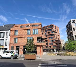 Ruim en energiezuinig appartement met groot terras in het centrum van Dendermonde. Op een toplocatie, midden in het centrum van Dendermonde, bevind zich dit ruime en instapklare appartement. Het appartement is gelegen op de bovenste verdieping van een kleinschalig gebouw en is de enige woongelegenheid op deze verdieping, wat garant staat voor extra rust en privacy. <br />Indeling : inkomhal, toilet, lichtrijke leefruimte met open, volledig ingerichte keuken, twee praktische bergingen, badkamer met dubbele lavabo , ligbad en aparte douche, twee volwaardige slaapkamers, dressing aansluitend aan de hoofdslaapkamer.<br />Vanuit de leefruimte heeft u toegang tot het ruime zonneterras. Het terrasraam is voorzien van een zonnescreen en een hordeur. <br />Het appartement beschikt bovendien over een private kelderberging en een gemeenschappelijke fietsenberging. Er is tevens de mogelijkheid om een autostaanplaats te huren aan 80€ per maand.<br />Troeven : topligging in het centrum van Dendermonde. Winkels, horeca, scholen en openbaar vervoer op wandelafstand. Ruim zonneterras, vloerverwarming met passieve koeling, ...<br />Interesse ? Neem gerust contact op voor meer info of om een bezoek in te plannen, tel. 052/20 24 40 of mail vero@berno.be