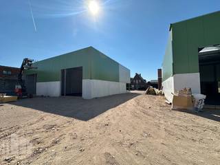 Nieuwbouw KMO-unit te koop met een oppervlakte van 208 m² en 2 privatieve parkeerplaatsen.<br />De lood maakt deel uit van “LUNA”, een gloednieuw KMO-project bestaande uit 13 diverse multifunctionele units vanaf 204 m² tot 213 m² (samenvoegbaar tot grotere oppervlaktes). Deze ontwikkeling ligt nabij de E403/A17-snelweg, die Kortrijk met Brugge verbindt – een absolute toplocatie voor ondernemers die belang hechten aan bereikbaarheid in een bedrijvige regio.<br /><br />De casco magazijnruimtes (brandklasse C) zijn opgebouwd uit een duurzame staalstructuur met geïsoleerde beton- en/of sandwichpanelen met afwerkingspaneel. Ze beschikken over een vrije hoogte van 6 meter, wat zorgt voor een optimaal gebruik van de ruimte. Elke unit is standaard uitgerust met een automatische sectionale poort (4 m B x 4,5 m H), een lichtstraat met geïntegreerde RWA-koepel en een slijtvaste polybetonvloer (1T/m²).<br />Aanwezigheid van gedeelde regenwaterputten, fietsenstallingen, een hoogspanningscabine en duidelijke signalisatie. De loodsen zijn ideaal voor uiteenlopende doeleinden zoals atelier, opslag en distributie.<br />Per unit zijn minstens twee privatieve parkeerplaatsen voorzien.<br />Voorziene oplevering Q4-2026.<br />Grijp nu je kans en investeer in een toekomstgerichte werkomgeving op een toplocatie!<br /><br />Contacteer PANORAMA B2B voor bijkomende (technische) inlichtingen, plannen of een vrijblijvend plaatsbezoek 056 222 562.