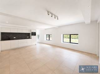 <p><span>Square Estate stelt u dit prachtige éénslaapkamerappartement voor, gelegen in een recente residentie te Wemmel.</span></p><p><span>Het appartement is als volgt ingedeeld: een inkomhal, een woonkamer met volledig uitgeruste open keuken, één slaapkamer, een badkamer, een berging, een apart toilet, een terras, een privatieve tuin, alsook een parkeerplaats en een kelder.</span></p><p><span>Wij bieden dit prachtige appartement te huur aan voor 1.150 per maand + 80 gemeenschappelijke kosten.</span></p><p><span>Voor meer informatie of om een bezoek in te plannen, kunt u contact met ons opnemen via 02/460.42.01 of via <span>ca@square-estate.be</span></span><span> </span></p>