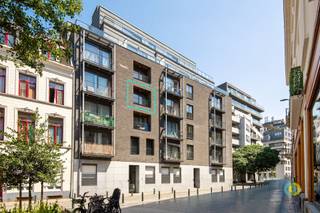<p><span>Gelegen in het hart van de stad Brussel, op wandelafstand van winkels, horecazaken en verschillende kantoor gebouwen, vindt u dit gemeubelde één slaapkamer appartement op de derde verdieping. Dankzij de centrale ligging is dit appartement ideaal voor wie in de buurt werkt of graag in het stadscentrum woont. Bij het binnenkomen betreedt u meteen de aangename leefruimte van 23m² met een volledig uitgeruste open keuken. Aansluitend bevindt zich een praktische berging met wasmachine en droogkast. De woonkamer geeft toegang tot een gezellig terras. Via de nachthal bereikt u de douchekamer met toilet, een aparte bureauruimte en de slaapkamer van 9,5m². Het appartement is gelegen in een rustige straat, vlak naast het centrum, waardoor u geniet van zowel rust als een uitstekende bereikbaarheid. Interesse in dit instapklare en centraal gelegen appartement? Aarzel dan niet om contact met ons op te nemen voor een bezoek.</span><span> </span></p><p><span>Lasten: 125/maand voor de gemeenschappelijke delen. </span></p><p><span>Water- en elektriciteitsverbruik: individuele tellers.</span></p>