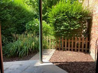 Dit gebouw met 6 wooneenheden is gelegen centrum Torhout in een verkeersluwe straat.De residentie omvat:GELIJKVLOERS - 2 appartementen:- inkomhal en...