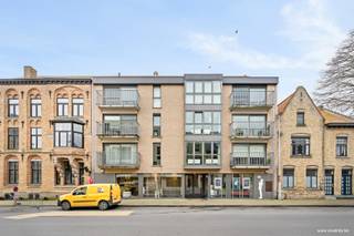 Cet appartement situé au 3e étage comprend : hall d'entrée avec débarras, toilettes et couloir, salle à manger avec cuisine ouverte équipée et...