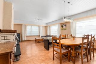 <p>Te koop: gelijkvloerse open bebouwing in Sint-Niklaas, gelegen aan de stadsrand in een rustige, residentiële buurt.</p>
<p> </p>
<p>Deze woning uit 1973 biedt een solide basis voor wie op zoek is naar een huis met potentieel. Met een ruime tuin van 720 m², een praktische indeling en ligging nabij openbaar vervoer en invalswegen, geniet u van zowel comfort als bereikbaarheid. De open bebouwing zorgt voor veel lichtinval en privacy, terwijl de grote buitenruimte mogelijkheden biedt voor tuinliefhebbers en gezinnen.</p>
<p> </p>
<p>Belangrijkste ruimtes:<br />• Living (22 m²) met aangename lichtinval<br />• Keuken (11,36 m²) uitgerust met spoelbak, vaatwasser, dampkap en keramische kookplaat<br />• Berging (10,28 m²) met spoelbak, aansluitingen voor wasmachine en droogkast, ingemaakte kasten<br />• Twee slaapkamers (12,34 m² en 14,43 m²)<br />• Badkamer (3,82 m²) met douche, toilet en spoelbak<br />• Inkomhal (9,16 m²)<br />• Schuur (22,44 m²)<br />• Tuin (720 m²) met moestuin en terras</p>
<p> </p>
<p>Troeven:<br />• Grote tuin van 720 m² met terras en moestuin<br />• Rustige ligging aan de stadsrand, nabij openbaar vervoer en invalswegen<br />• Extra comfort en toegankelijkheid zonder trappen</p>
<p> </p>
<p>Neem vandaag nog contact op met uw ERA-makelaar voor een bezoek.</p>
<p> </p>
<p>JOUW DROOMHUIS. ZO GEVONDEN!</p>