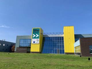 <span>Kantoor 0.10</span><br /><br />- 59m²<br />- Zichtlocatie<br />- Startende ondernemers<br />- Voormalig BEMT gebouw (Bouw Electro Management Trainingcentrum) - 1998<br />- Focus op opleidingen<br />- Inschakeling in Innovatiecampus<br />- EFRO project 'Campus INN Geel' door IOK en HIKempen Stichting.<br />- <span>Mogelijkheid tot het plaatsen van uw maatschappelijk zetel</span>