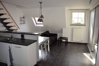Gezellig appartement in Turnhout-centrum bestaande uit: leefruimte met ingemaakte kasten, ingerichte open keuken, badkamer met wastafel, toilet en douche, 1 slaapkamer met ingemaakte kasten en terras.<br /><br />Centrale verwarming op aardgas.<br /><br />Gelegen op wandelafstand van alle faciliteiten en vlotte verbinding met de Turnhoutse Ringweg.<br /><br />Ideale starterswoonst of investeringseigendom!<br /><br />Stedenbouwkundige info in aanvraag!<br /><br />Contacteer ons kantoor voor meer info via 0471/605.314 of mail info@immo-b.be!