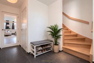 <h3><span>INSTAPKLARE EN ENERGIEZUINIGE HALFOPEN BEBOUWING in een RUSTIGE STRAAT te Eine, deelgemeente van Oudenaarde. De woning kent een ZEER GUNSTIGE LIGGING en bevindt zich in de NABIJHEID van openbaar vervoer, winkels, scholen en invalswegen (N60). De woning werd afgewerkt met DUURZAME MATERIALEN. Dit in combinatie met de PRAKTISCHE RUIME INDELING en de ENERGIEZUINIG EPC-label A, zorgt voor een OPTIMAAL WOONGENOT!</span></h3>
De indeling gaat als volgt: Via de inkomhall met gastentoilet heeft u toegang tot de ruime en lichtrijke woonkamer met ingerichte open keuken en praktische berging. Op de 1ste verdieping biedt de nachthall toegang tot 2 volwaardige slaapkamers en een ingerichte badkamer. Op de 2de verdieping bevinden zich nog een 3de slaapkamer een RUIME ZOLDERKAMER.<br />Buitenshuis beschikt deze woning over een gezellige tuin met terras met oprit. Er wordt alsook nog een BUITENBERGING voorzien voor fietsen, tuinmateriaal.<br /><br /><strong>Adres:</strong> Pater Ruyffelaertstraat 9 te Oudenaarde<br /><br />EPC: 71,11 kWh/m², G-score en P-score A, Geen renovatieverplichting van toepassing