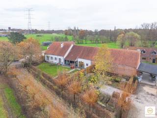 Deze voormalige hoeve op ca 4.000m² grondopp. werd met stijl gerenoveerd. Het hoofdgebouw is ingedeeld in een schitterende woon-en eetruimte met OH en een prima ingerichte keuken op het glvl. met doorgang en mooi zicht op een mooi aangelegde tuin & terras rondom. Het gelijkvloers vloeit mooi door naar een naastliggende kantoorruimte. Boven treffen we de slaapkamers en de badkamer Aangezien deze meer als een loft kan beschouwd worden, kunnen hier nog extra kamers geplaatst worden indien gewenst. Achteraan treffen we nog een mooie opslagruimte van ca 100m² en tal van parkeerplaatsen. Dit eigendom is uitermate geschikt voor een combinatie van het comfortabel wonen en werken. En dit op een prima te bereiken ligging tussen E19 en A12.