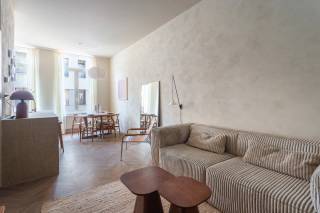 Welkom in het bruisende Zuid, waar licht en comfort samenkomen in dit prachtig gerenoveerde appartement op de eerste verdieping van een kleinschalig gebouw in de Riemstraat. Deze gegeerde buurt staat bekend om haar levendige sfeer, met tal van gezellige cafés, restaurants en trendy boetieks op wandelafstand. Cultuurliefhebbers vinden hun gading in het nabijgelegen KMSKA en galerijen, terwijl ook de vernieuwde Zuidpark en Scheldekaaien zorgen voor ontspanning in de stad.<br /><br />Bij het binnenkomen bevindt zich aan de voorzijde de leefruimte met open keuken en kookeiland, volledig uitgerust met de nodige inbouwtoestellen en alle benodigdheden om meteen comfortabel te kunnen wonen. Aansluitend is er een gezellige eethoek en een comfortabele zithoek voorzien. Dankzij de grote raampartijen geniet de leefruimte de hele dag door van een aangename natuurlijke lichtinval en een open, luchtig gevoel.<br /><br />Achteraan het appartement bevindt zich de rustige slaapkamer met ruime kledingkast, die optimale privacy en comfort biedt. Daarnaast vindt u de badkamer, die is uitgerust met een ruime inloopdouche, een wastafel en een toilet.<br /><br />Tot slot is er een handige fietsenberging voorzien.<br /><br />Kortom, een ideaal appartement voor wie op zoek is naar comfortabel en lichtrijk wonen op een toplocatie in het hart van ’t Zuid.<br /><br />Huurprijs: 1.395 EUR/maand<br />Alg. kosten: 100 EUR/maand<br />Beschikbaarheid: onmiddellijk<br /><br />Interesse? Contacteer LISTED voor een bezoek: +32 283 51 51.