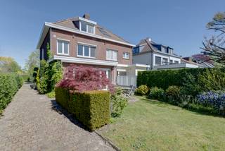 KIJKDAG OP 13-14 MEIDeze halfopen bebouwing biedt een uitstekende opportuniteit voor wie op zoek is naar een renovatieproject met veel potentieel. De...