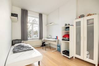 <p><span>Bent u op zoek naar een rendabele investering in een bruisende studentenstad? Dan is deze veelzijdige opbrengsteigendom aan de Tiensesteenweg in Leuven een buitenkans.</span></p><p><span>Het gebouw combineert een commercieel gelijkvloers met kwalitatieve woonunits en biedt een aantrekkelijke, stabiele huuropbrengst. Op de gelijkvloerse verdieping bevindt er zich een handelspand van 40m², de gemeenschappelijke keuken van de studentenkamers die praktisch en functioneel is ingericht voor dagelijks gebruik en achteraan het gebouw bevindt zich een ruime studio van 35 m².</span></p><p><span>De studio beschikt over een ruime binnenkoer wat zorgt voor een belangrijke meerwaarde en extra wooncomfort.</span></p><p><span>Op de verdiepingen bevinden zich 6 studentenkamers, elk uitgerust met een eigen badkamer bestaande uit een douche, lavabo en toilet. Dankzij deze individuele sanitaire voorzieningen beantwoorden de kamers aan de hedendaagse verwachtingen van studenten en blijven ze bijzonder aantrekkelijk op de verhuurmarkt.</span></p><p><span>Met een jaarlijkse huuropbrengst van </span><span>61.968</span><span> EUR biedt dit pand een stabiel en interessant rendement, ondersteund door de sterke en blijvende vraag naar studentenhuisvesting in Leuven.</span></p><p><span>Troeven van het pand:</span></p><ul><li><span>Uitstekende ligging aan de Tiensesteenweg in Leuven </span></li><li><span>Handelspand op het gelijkvloers </span></li><li><span>Ruime studio van 35 m² met binnenkoer </span></li><li><span>6 studentenkamers met private badkamer </span></li><li><span>Stabiele jaarlijkse huuropbrengst van 61.968 EUR</span></li><li><span>Interessante investeringsopportuniteit met aantrekkelijk rendement </span></li><li><span>Gelegen in een stad met een sterke huurmarkt en permanente vraag naar studentenhuisvesting </span></li></ul><p><span> </span></p><p><span>Een interessante investering met een onmiddellijke inkomstenstroom op een strategische locatie nabij het centrum van Leuven, campussen, openbaar vervoer en diverse voorzieningen.</span></p><p><span> </span></p><p><span>Interesse? Neem dan gerust contact met ons op voor meer informatie of een plaatsbezoek via 016 15 31 15 of info@immolivit.be.</span><span> </span></p>