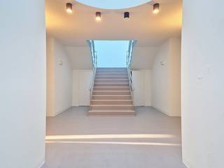 This office park (Latem Business Park) consists of 4 office buildings and is in an excellent location that guarantees both easy accessibility and a high level of visibility. The site is easily accessible by car and by public transport, for a smooth commute. The office park is located along the Kortrijksesteenweg in Sint-Martens-Latem, near the E40 and E17, and therefore a stone's throw from Ghent. Thanks to the large windows, the office enjoys plenty of natural light and a green environment. Surface:- Unit 66.2:149 m² on one level - available from 31/01/2025.Specifications: - double glazing- partly landscape office, partly divided- carpet tiles- suspended ceiling with built-in light fixtures- energy-efficient cooling and heating system (heat pump)- natural gas central heating- air conditioning- cable ducts- kitchenette- sanitary- separate counters: water, gas and electricity Are you interested in this commercial property consisting of offices for rent in Sint-Martens-Latem? Do not hesitate to contact us at 09 245 35 35.