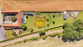 Unieke hoeve met horeca, op idyllische toplocatie in Mont-de-L’Enclus. <br /><br />Droomt u van rust, ruimte en een adembenemend uitzicht op het groen? Dan is deze uitzonderlijk gelegen hoeve precies wat u zoekt. Verscholen midden in de natuur en bereikbaar via een charmante oprijlaan, ervaart u hier elke dag het ultieme gevoel van thuiskomen.<br /><br />Charmante hoeve bestaande uit een grote parking, leuk restaurantgedeelte met keuken en voorraadruimte + charmante binnenkoer met terras, een instapklare gerenoveerde woning uitgevend op de prachtige tuin met open zicht, een extra bijhuis met potentieel (co-house/vakantiewoning/B&B-mogelijkheid). <br /><br />Indeling woonhuis: inkomhal met gastentoilet, ruime, lichtrijke keuken met ontbijthoek en een prachtig zicht op de tuin, eetkamer en een gezellige woonkamer. Op het gelijkvloers bevindt zich bovendien een slaapkamer met eigen douchekamer – ideaal voor wie gelijkvloers wil wonen.<br />Zolderruimte van maar liefst 240 m², die volledig naar eigen wens kan worden ingericht: extra slaapkamers, een bureau, hobbyruimte of zelfs een studio behoren tot de mogelijkheden.<br />2de vleugel van het gebouw: = 2de wooneenheid (mits renovatie) – perfect voor kangoeroewonen, een praktijkruimte of een investering.<br /><br />Buiten geniet u van een grote, volledig omheinde tuin, een ruime privéparking en een charmante vijver die perfect aansluit bij het landelijke karakter van het geheel.<br /><br />Groene omgeving met tal van wandel- en fietsroutes, zeldzaam aanbod op een unieke locatie. <br /><br />Kortom, deze eigendom combineert charme, ruimte en eindeloze mogelijkheden op een plek waar u elke dag tot rust komt.<br /><br />Bezoek na afspraak met Immo Beguin: info@immobeguin.be