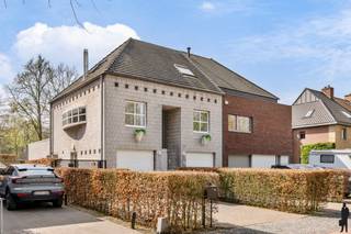 Op unieke locatie, einde doodlopende straat en grenzend aan bos en velden op het Zuidwesten gelegen architecturale woning met unieke...