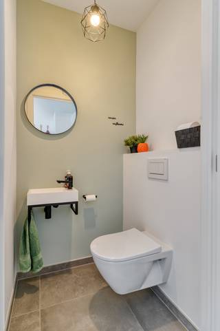 <p>Deze stijlvolle en energiezuinige woning combineert hedendaags wooncomfort met een praktische indeling en een aangename buitenruimte.</p>
<p>Bij het binnenkomen verwelkomt de inkomhal je met een apart gastentoilet. Vervolgens kom je in de ruime leefruimte met open keuken en praktische berging.</p>
<p>Op de eerste verdieping bevinden zich drie slaapkamers en een technische berging. De woning biedt hiermee een ideale indeling voor gezinnen.</p>
<p>Achteraan bevindt zich een gezellige en zonnige tuin, een heerlijke plek om te genieten.</p>
<p>Als extra troef beschikt de woning over een privatieve autostaanplaats in de ondergrondse parkeergarage.</p>
<p>Een hedendaagse woning met een praktische indeling, aangename buitenruimte en een ligging nabij het centrum van Beerse. Een ideale combinatie van comfort en bereikbaarheid!</p>
