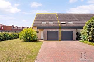 <p><span><strong>Instapklare halfopen bebouwing met 3 slaapkamers, garage en zonnige stadstuin</strong></span></p><p><span>Deze verzorgde halfopen bebouwing is rustig gelegen aan de stadsrand in woonerg ‘Neckebroek’ en biedt een ideale combinatie van wooncomfort, ruimte en energiezuinigheid. Met drie volwaardige slaapkamers, een ruime garage en een zonnige stadstuin is deze woning perfect voor gezinnen of koppels die op zoek zijn naar een instapklare thuis.</span></p><p><span><strong>Indeling:</strong> inkomhal met gastentoilet, lichtrijke leefruimte met open, volledig uitgeruste keuken en aansluitende berging. Op de verdieping bevinden zich drie slaapkamers, een badkamer met ligbad, douche en dubbele wastafel, en een apart toilet.</span></p><p><span>Verder beschikt de woning over een ruime garage met automatische poort, een private parkeerplaats en een volledig afgesloten tuin met terras. Dankzij de vloerverwarming, dubbele beglazing en het gunstige EPC-label B geniet je van een comfortabele en energiezuinige woning.</span></p><p><span>Te koop via Immo Beguin, jouw vastgoedexpert sinds 2009.</span></p><p><span>✉️ </span><span>emmy@immobeguin.be</span></p>
