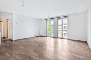 In een recent en kleinschalig appartementsgebouw uit 2016 bevindt zich dit instapklare appartement met twee slaapkamers, gunstig gelegen vooraan op de tweede verdieping. De moderne afwerking, het energiezuinige karakter en de praktische indeling maken van dit appartement een bijzonder interessante woon- én investeringsopportuniteit.<br /><br />De leefruimte biedt een aangenaam open woongevoel met een mooie lichtinval dankzij de grote raampartijen. De parkettegelvloer doorheen het volledige appartement zorgt voor een warme en uniforme uitstraling en is bovendien onderhoudsvriendelijk.<br /><br />Het appartement beschikt over twee volwaardige slaapkamers, een badkamer, en een praktische berging die extra opbergruimte voorziet.<br /><br />Het gebouw biedt bijkomende voorzieningen zoals een ondergrondse parkeergarage met beschikbare autostaanplaatsen (verplicht aan te kopen), garageboxen en kelderbergingen (verplicht aan te kopen).<br /><br />Met individuele zonnepanelen per appartement en een gunstig E-peil geniet dit appartement van een zeer energiezuinig profiel.<br /><br /><u>Troeven</u>:<br />+ Voorzijde van het gebouw<br />+ Twee volwaardige slaapkamers<br />+ Energiezuinig<br />+ Zonnepanelen<br />+ Instapklaar<br />+ Recent en kleinschalig gebouw<br /><br />Interesse in deze woning?<br />Contacteer ons via 03 337 50 70 of info@vbvastgoed.be voor meer info of een bezoek ter plaatse.
