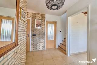 <p><span>Deze charmante woning vind je in een rustige straat in het Lommelse gehucht Kattenbos. Op fietsafstand van Lommel Centrum.</span></p><p><span><br />Hier vertoef je vlakbij een bos en natuurgebied, maar toch dichtbij de N71 naar Pelt en Lommel. En daar bovenop een mooie verbinding naar Eindhoven via de Noord Zuid.</span></p><p><span> </span></p><p><span>De inkom bevindt zich langs de zijkant, waar je vervolgens binnenkomt in een ruime inkomhal.<br /><br />Links ervan ligt er een gelijkvloerse slaapkamer: handig als kantoorruimte of hobbyruimte.</span></p><p><span> </span></p><p><span>De leefkeuken baadt werkelijk in het binnenvallend licht. Vooral de gezellige eethoek springt hier in het oog.</span></p><p><span> </span></p><p><span>De ruime woonkamer bestaat uit een riante zithoek die overloopt in de eethoek.<br />Hier kan je trouwens ook relaxen met zicht op de gezellige kachel</span></p><p><span>Vervolgens betreed je de hobbyruimte.</span></p><p><span>Werkelijk alle hoeken van de leefruimte hebben een optimale connectie met de privatieve tuin.</span></p><p><span> </span></p><p><span>Op de eerste etage worden de 3 slaapkamers en de badkamer (met bad en douche!) verbonden door een passerelle.</span></p><p><span>Ontwaken met zicht op de tuin doe je in de masterbedroom. Deze is wel héél ruim en zou desgewenst kunnen opgesplitst worden in 2 kamers of ….. een dressing. <br /><br /></span></p><p><span>De zolder is te bereiken met een uittrekbare trap.</span></p><p><span>Verder heeft de woning een ruime kelder en achteraan in de tuin is er een dubbele garage.<br /><br /></span></p><p><span>Bestuursmaatregelen in het maatregelenregister: nee</span><span> </span></p><p><span> </span></p><p><span> </span></p>