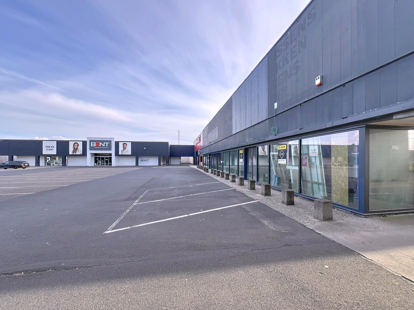Instapklare baanwinkel op uiterst COMMERCIËLE TOP-ligging te Roeselare! - foto 4