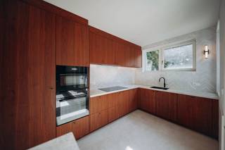 Stijlvol herenhuis met zuidgerichte tuin
Locatie:
Op een toplocatie in Antwerpen-Zuid bevindt zich dit neoclassicistische herenhuis, sinds 2023 grondig gerenoveerd met respect voor de authentieke elementen.
Indeling:
De royale inkomhal met hoge plafonds, ornamenten en marmeren vloer leidt naar de leefruimte met eiken visgraatparket en originele marmeren schouwen. Aansluitend bevindt zich de vernieuwde keuken in walnoothout met composieten werkbladen, mortexvloer, ontbijtbar en toegang tot de zuidgerichte tuin met verschillende terrassen.
De eerste verdieping telt 2 ruime slaapkamers en een luxueuze badkamer met dubbele marmeren wastafel, inloopdouche en ligbad. De tussenverdieping wordt voorbereid voor een tweede badkamer. Op de tweede verdieping bevinden zich 2 slaapkamers en een dressing. De derde verdieping biedt nog 2 slaapkamers en een kantoor met maatwerk in walnoothout.
Verder beschikt de woning over een afgewerkte zolder van ca. 30 m² en een volwaardig souterrain van ca. 95 m² met toegang tot de tuin.
Troeven:
• 6 slaapkamers
• Kantoor
• Zuidtuin
• Authentieke elementen
• Hoogwaardige renovatie.
Technisch: gunstig EPC, elektriciteit conform en asbestveilig/-vrij.
Koopt u als enige en eerste woning? Dan geniet u van het verlaagde tarief van 2% verkooprechten.
Info en afspraken : 03/345.88.99.
