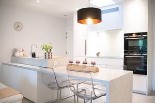 ONDER OPTIE<br /><br />Dit recente éénslaapkamerappartement werd gebouwd in 2020 en voor het eerst bewoond in 2021. Het wordt verkocht door de eerste eigenaars en verkeert in perfecte staat. Het appartement is volledig instapklaar en steeds met zorg onderhouden.<br /><br />De lichtrijke leefruimte met open, volledig uitgeruste keuken biedt een aangenaam wooncomfort. De leefruimte geeft uit op een zuidoostgericht terras, ideaal om 's ochtends en 's middags van de zon te genieten.<br />Verder beschikt het appartement over een ruime slaapkamer, een moderne badkamer en een praktische berging, ideaal voor was- en droogmachine en extra opslag.<br /><br />In het gebouw is een gedeelde fietsenstalling aanwezig. Bovendien is er in de straat en de directe omgeving ruim voldoende parkeergelegenheid.<br /><br />Het appartement geniet van een centrale en gegeerde ligging in Brasschaat, met winkels, openbaar vervoer en andere voorzieningen op wandel- en fietsafstand.<br /><br />Dankzij het recente bouwjaar voldoet het appartement aan de hedendaagse normen op vlak van comfort, energiezuinigheid en kwalitatieve afwerking. Ideaal als eerste, eigen woonst of als zorgeloze investering.<br /><br />Maandelijkse kosten: €107.<br /><br />Interesse? Stuur een mail naar lagekaart322@hotmail.com.<br /><br />Kijkdagen: zondag 1 februari en zaterdag 7 februari.