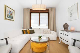 <p><b>KOEKELBERG</b>, Achter de karakteristieke gevel gaat een gezellig huis schuil waar elke verdieping is ontworpen met het oog op comfort, gezelligheid en ruimte.</p>
<p>Op de begane grond volgen de leefruimtes elkaar harmonieus op: een gezellige woonkamer met parketvloer, een uitnodigende eetkamer en een ruime, volledig uitgeruste keuken van ±22 m², het echte hart van het huis. Deze komt uit op een aangename tuin van ±40 m² met een bijgebouw van ±11 m², ideaal voor een kantoor, een werkplaats of extra opslagruimte.</p>
<p>Op de eerste verdieping zorgen twee mooie slaapkamers, een doucheruimte en een prachtig terras van ±18 m² voor een intieme en lichte leefruimte, perfect om van de mooie dagen te genieten.</p>
<p>De ingerichte zolder biedt plaats aan twee extra slaapkamers, waarvan één met een mezzanine, wat talrijke mogelijkheden biedt voor een gezin, een thuiskantoor of logeerkamers.</p>
<p>Twee kelders maken het pand compleet.</p>
<p>Een huis dat op elegante wijze de charme van het verleden combineert met modern comfort, in een gewilde wijk vlakbij winkels, openbaar vervoer en scholen.</p>
<p>Elektriciteit CONFORM</p>
<p>EPB: E+, 226 kWh/(m²/jaar)</p>
<p>Een zeldzame kans die u niet mag missen.</p>
<p><u>Op de begane grond:</u></p>
<ul>
<li>Hal van ± 8 m² - Tegels</li>
<li>Woonkamer van ± 12,3 m² - Parket</li>
<li>Eetkamer van ± 13 m² - Parket</li>
<li>Volledig uitgeruste keuken van ± 22 m²</li>
<li>Tuin van ± 40 m² op het noorden met een bijgebouw van ± 11 m²</li>
</ul>
<p><u>Op de 1e verdieping:</u></p>
<ul>
<li>Overloop van ± 4 m²</li>
<li>Slaapkamer 1 van ± 13 m² - Parket</li>
<li>Terras van ± 18 m² op het noorden</li>
<li>Slaapkamer 2 van ± 16 m² - Parket</li>
<li>Doucheruimte van ± 8,5 m² (douche, dubbele wastafel en ruimte voor een wasmachine)</li>
</ul>
<p><u>Op de 2e verdieping: </u></p>
<ul>
<li>Slaapkamer 3 van ± 14 m²</li>
<li>Slaapkamer 4 van ± 9 m²</li>
<li>Mezzanine</li>
</ul>
<p>2 kelders</p>