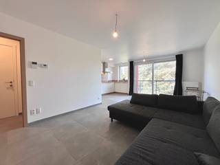 <strong>Bezoek na afspraak met IMMOBOSS per e-mail: ronse@immoboss.be</strong><br /><br />Bent u op zoek naar een energiezuinig en eigentijds appartement met parkeerplaats, tevens voorzien van alle comfort? Aarzel dan niet! Deze kleinschalige residentie kan u terugvinden in een residentiële woonwijk, dit in de directe nabijheid van scholen, winkels, openbaar vervoer, etc. Het appartement bevindt zich op het tweede verdiep (lift aanwezig) en is als volgt ingedeeld: inkomhal, toilet, leefruimte, open-keuken (hedendaags geïnstalleerd), balkon, praktische berging/wasplaats, volwaardige slaapkamer, terras en een badkamer. Tot slot vervolledigd de parkeerplaats, buitenberging en de gemeenschappelijke fietsenstalling deze eigendom. EPC-label: A. Algemene onkosten: 80 EUR/mnd. (omvat: verbruik en onderhoud van de gem.delen + onderhoud centrale verwarming, met afrekening). <strong>Beschikbaar vanaf 1/12/2026</strong>.<br /><br /><u>Troeven:</u>
<ul>
<li>volwaardige bewoonbare oppervlakte</li>
<li>residentiële en gunstige ligging</li>
<li>kleinschalige residentie = vredige bewoning</li>
<li>energiezuinig, incl. zonnepanelen</li>
<li>waterontharder aanwezig</li>
<li>parkeerplaats incl. huurprijs</li>
</ul>
<br /><strong>Bezoek na afspraak met IMMOBOSS per e-mail: ronse@immoboss.be</strong>