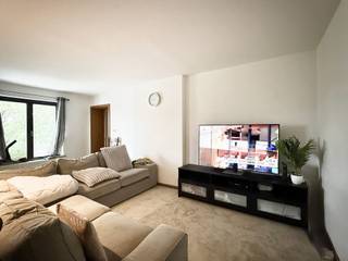 <p>Mooi appartement met 2 slaapkamers in een karaktervol gebouw, gelegen in het centrum van Aat.<br /><strong>Indeling:</strong> inkomhal met apart toilet, ruime woonkamer met salon en eetruimte, open naar een volledig uitgeruste keuken, 2 mooie slaapkamers en een badkamer met bad en wastafel.<br />Het appartement beschikt ook over een privékelder.</p><p><strong>Technisch:</strong> EPC-label B, dubbele beglazing, centrale verwarming op gas met individuele ketel, elektrische installatie conform, gebouw voldoet aan brandveiligheids- en elektriciteitsnormen.</p><p><strong>Bezoeken op afspraak</strong> met IMMO BEGUIN: baptiste@immobeguin.be</p>