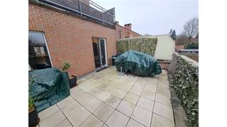 Een appartement op de eerste verdieping bestaande uit een woonkamer, keuken, 2 slaapkamers, badkamer, wasplaats, terras, autostaanplaats...