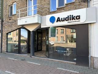 Instapklare handelsruimte te huur in het centrum van Sint-Antonius<br /><br />De handelsruimte bestaat uit een ontvangstruimte, apart kantoor en achterliggend magazijntje, keukentje en sanitair. Beschikbaar vanaf 1 april