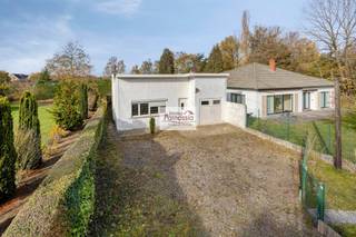 This charming villa in need of renovation is situated on a conveniently located plot of 9a25ca with a multifunctional outbuilding at the rear of...