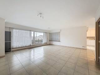 Wij bieden een ruim appartement aan te huur in Waregem. Dit appartement biedt een groen verzicht. Het beschikt over 2 slaapkamers, badkamer en garagebox.INDELING:- inkomhal- ruime leefruimte- volledig geïnstalleerde keuken- groot terras met groen zicht- gastentoilet- berging- 2 bijzonder ruime slaapkamers- badkamer voorzien van ligbad, douchecabine, dubbele lavabo, voorziening voor wasmachine en toiletALGEMEEN:- verwarmd op elektriciteit- garagebox verplicht bij te huren: €50 per maand- bijzonder ruim- groen zicht- ruim terras- geen syndicuskosten- kleine residentieDe snelste manier om een bezoek te brengen aan deze woning? Vraag je bezoek aan via de rode knop op onze website (www.dewaele.com) en je wordt gecontacteerd door onze makelaar. Telefonisch kunnen er geen afspraken gemaakt worden. Bij andere vragen kun je ons telefonisch contacteren via 056 605 605.